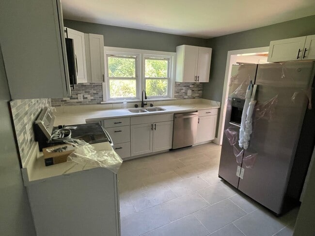 Building Photo - Brick 3 bedroom 2 bath in Bristol