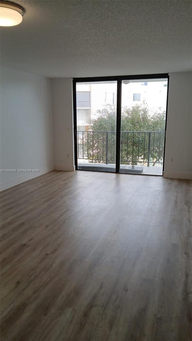 Building Photo - 9682 Fontainebleau Blvd