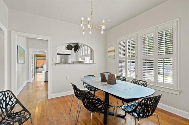 Building Photo - 2106 Kenwood Ave