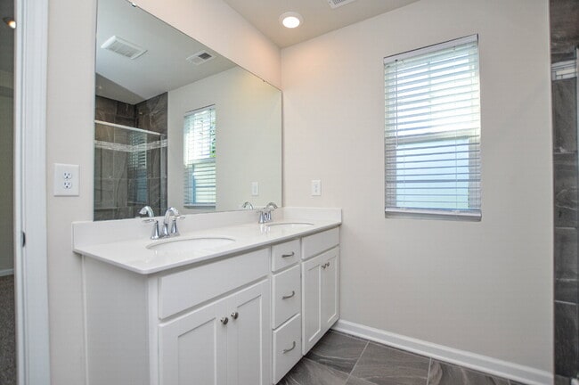 Building Photo - Easy Tega Cay Living in a Thoughtfully Updated Townhome