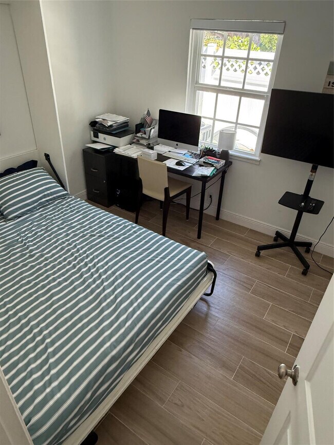 Building Photo - 1637 SE 1st St