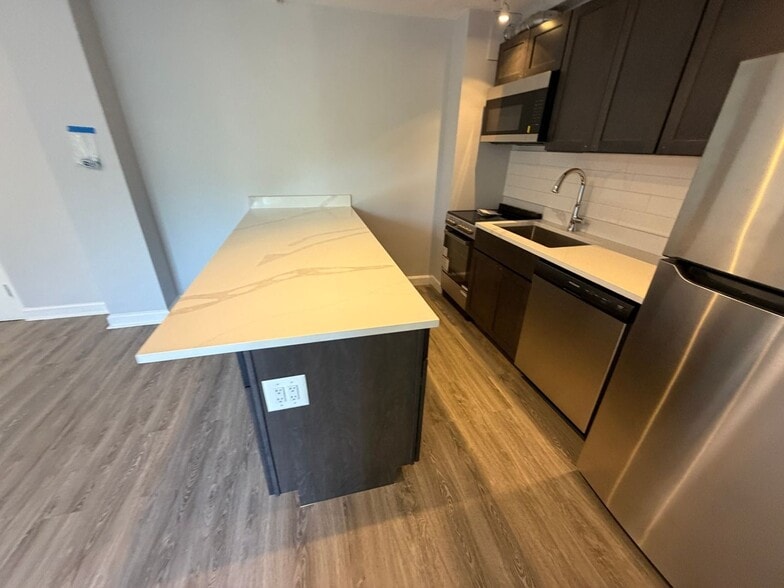 Building Photo - 7254 N Ridge Blvd