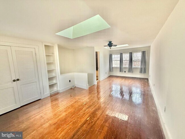 Building Photo - 10622 Belmont Blvd