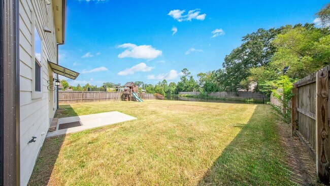 Building Photo - 3 Bedroom home with a Bonus area! Sits on ...