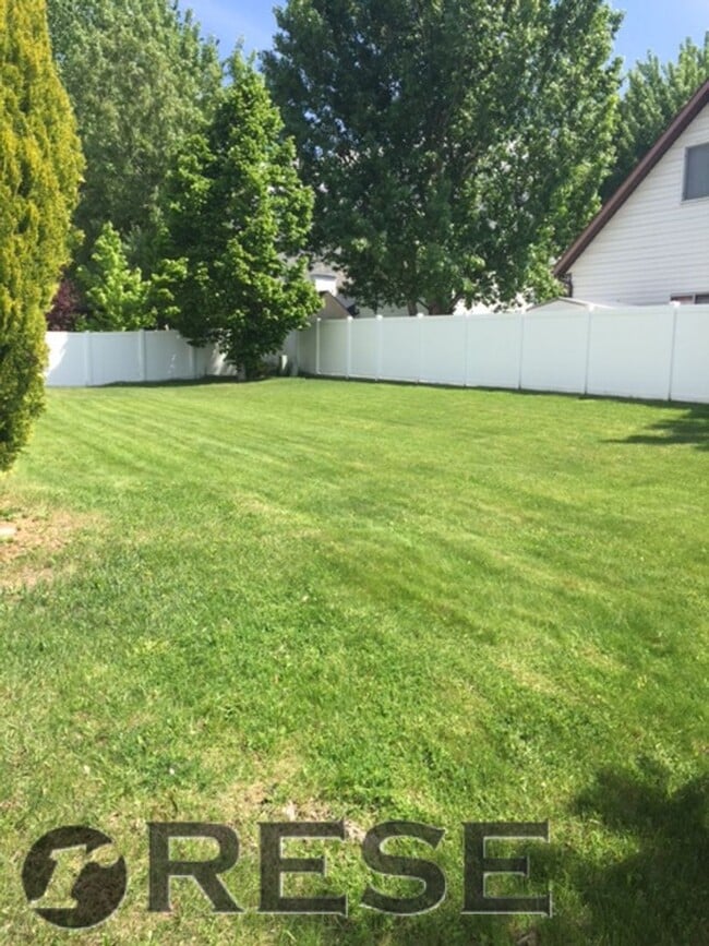 Building Photo - Great location Quaint Orem Home w 2 car garage!