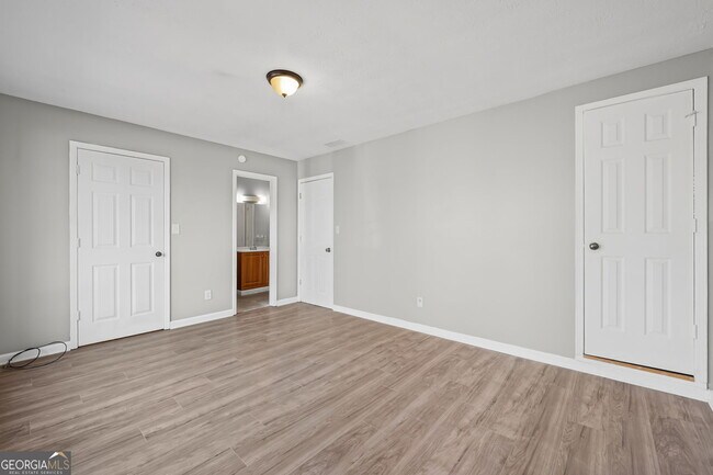 Building Photo - 2127 Golfview Dr SE