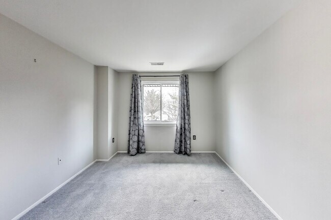 Building Photo - 3 bed + 2 Full + 2 half Bath - End Unit TH
