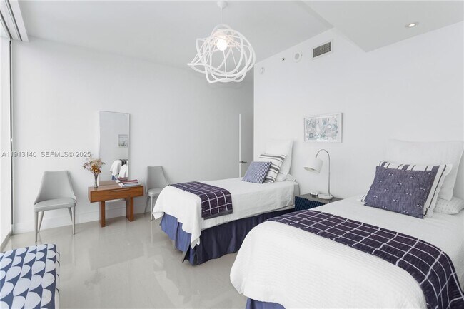 Building Photo - 2020 N Bayshore Dr