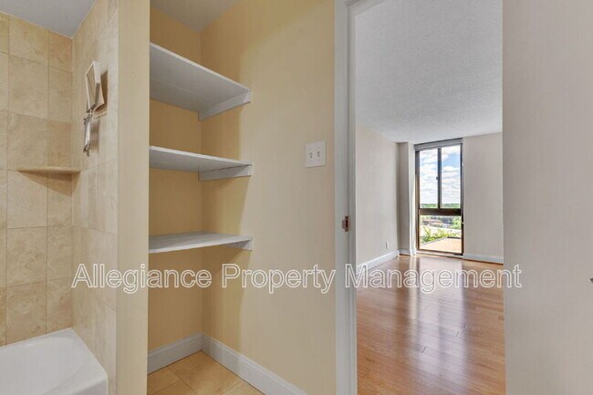 Building Photo - 6800 Fleetwood Rd