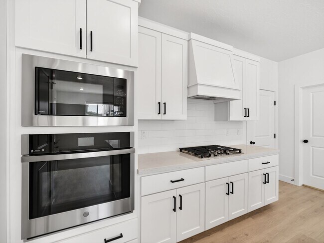 Building Photo - 3 Bed / 3.5 Bath Townhome in Mapleton – Modern, Spacious & Well-Located