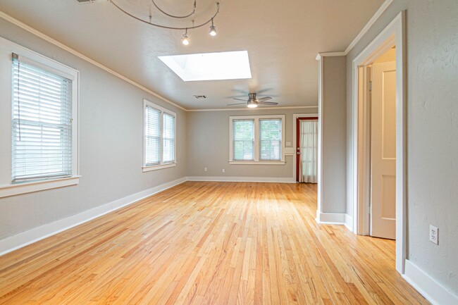 Building Photo - Beautifully remodeled campus home!