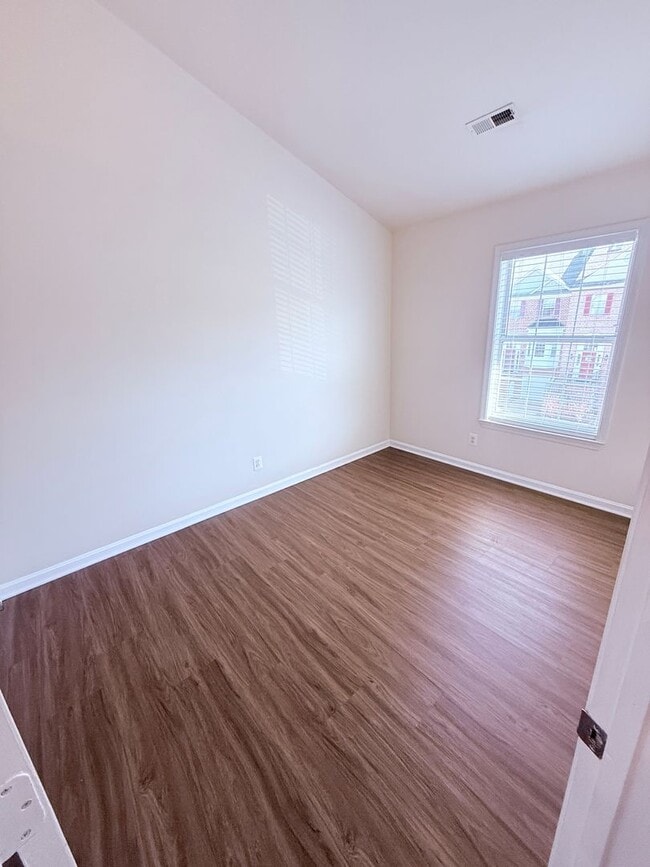 Building Photo - Luxury End Unit Townhome