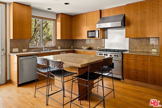 Building Photo - 211 18th St