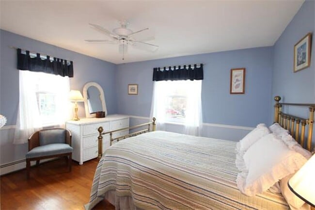 Building Photo - 2Br/1Bth apartment available June 1st ! Public transportation, close to shops and restaurants!