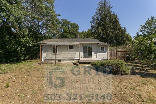 Building Photo - 2 Bedroom Home Available in Southeast Wood...