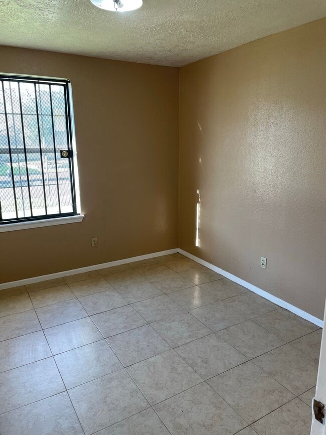 Building Photo - 3bd 1.5 bath 1 car garage home near Hiram Clarke and 2234