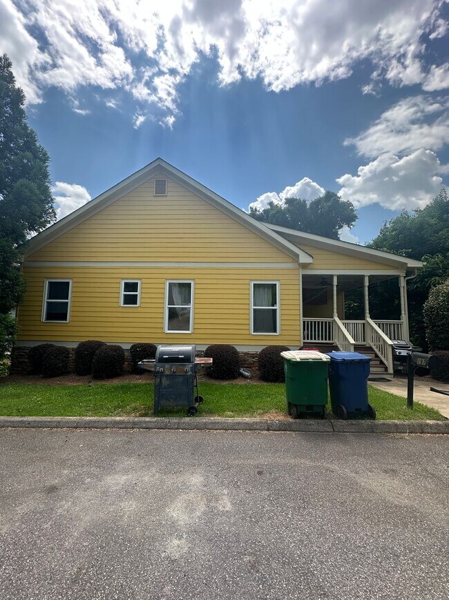 Building Photo - Large 4 Bedroom, 3 bathroom house near Downtown
