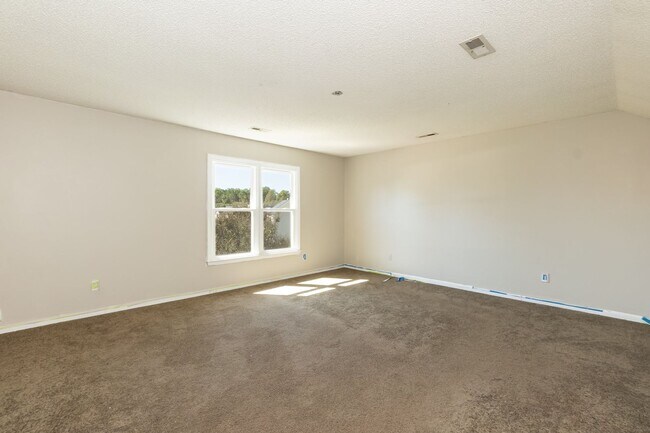 Building Photo - Large Three Bedroom Home!