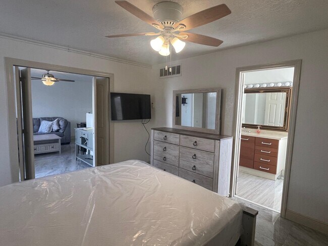 Building Photo - 641 Executive Center Dr