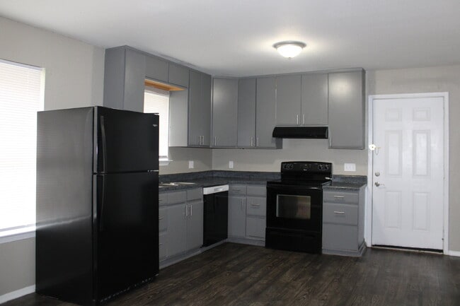 Building Photo - 528 Glen Cove St