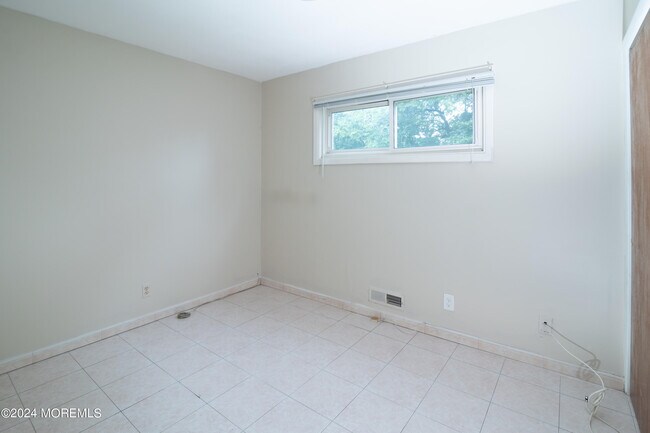 Building Photo - 3 Willowbrook Dr