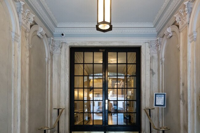 Building Photo - 305 W 72nd St