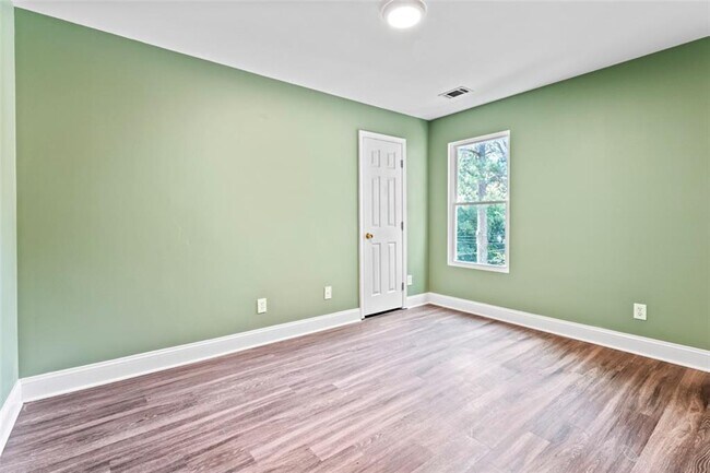 Building Photo - 930 Hall St NW