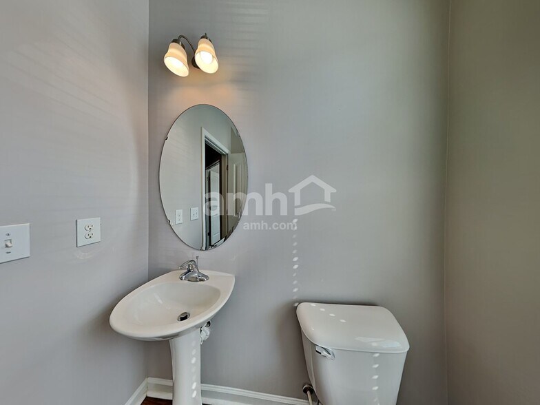 Building Photo - 4489 Middletown Dr