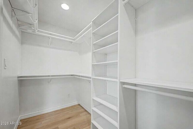 Building Photo - 2601 E Dahlia Dr