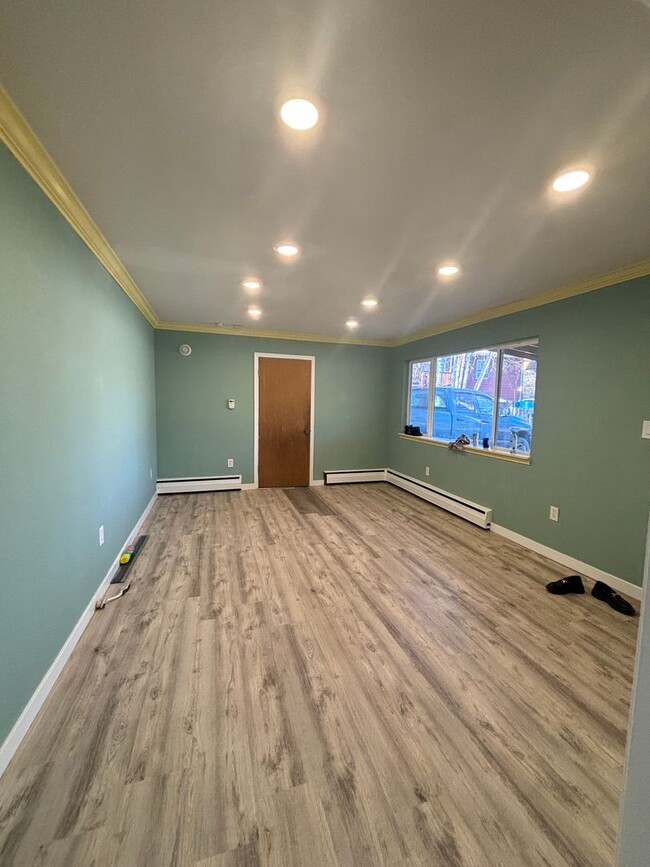 Building Photo - 2 Bedroom / 1 Bathroom / Washer & Dryer in...