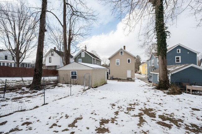 Building Photo - Madisonville- Charming 3+ bedroom 1.5 Bath, 1 car detached