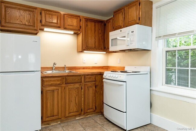 Building Photo - 1083 NY-311