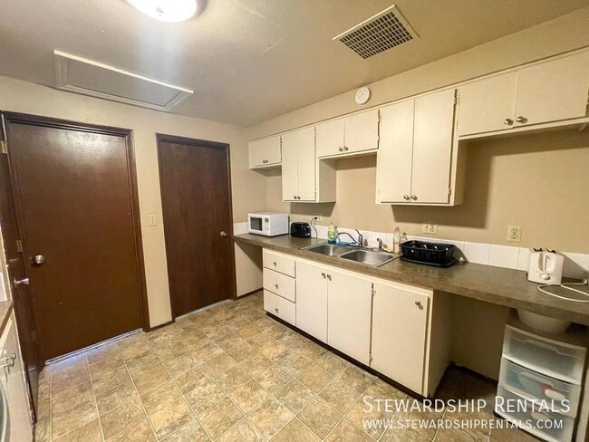 Building Photo - Cute efficiency studio close to campus!