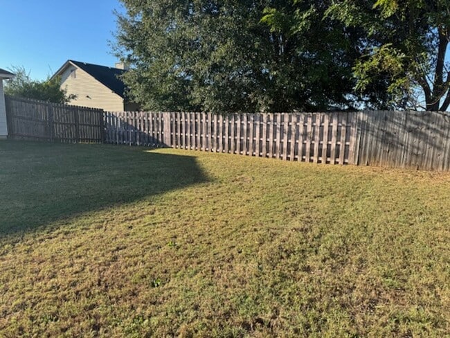Building Photo - 4br/2ba Pet friendly 1-level home in Fort ...