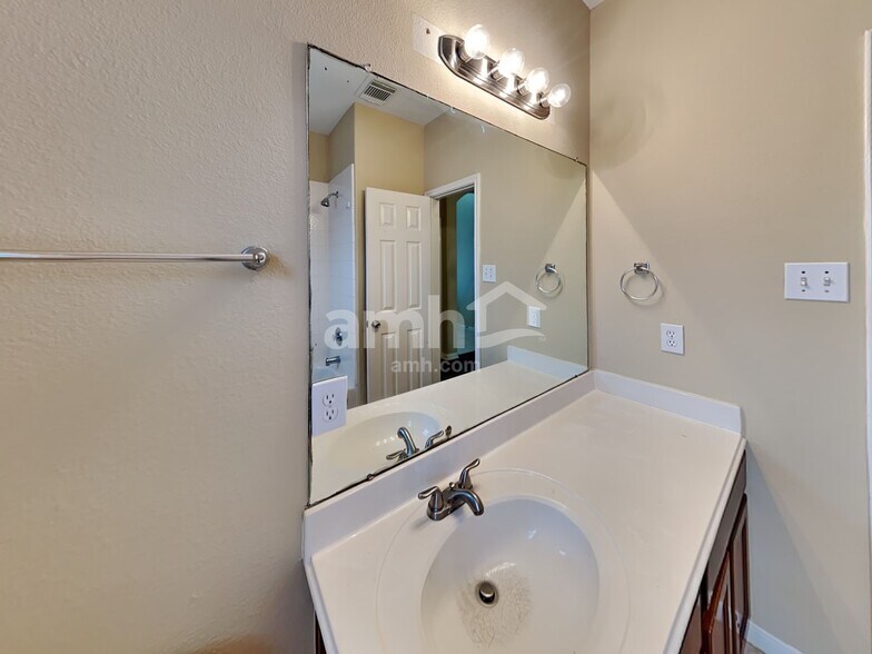Building Photo - 15742 Flagstone Walk Way