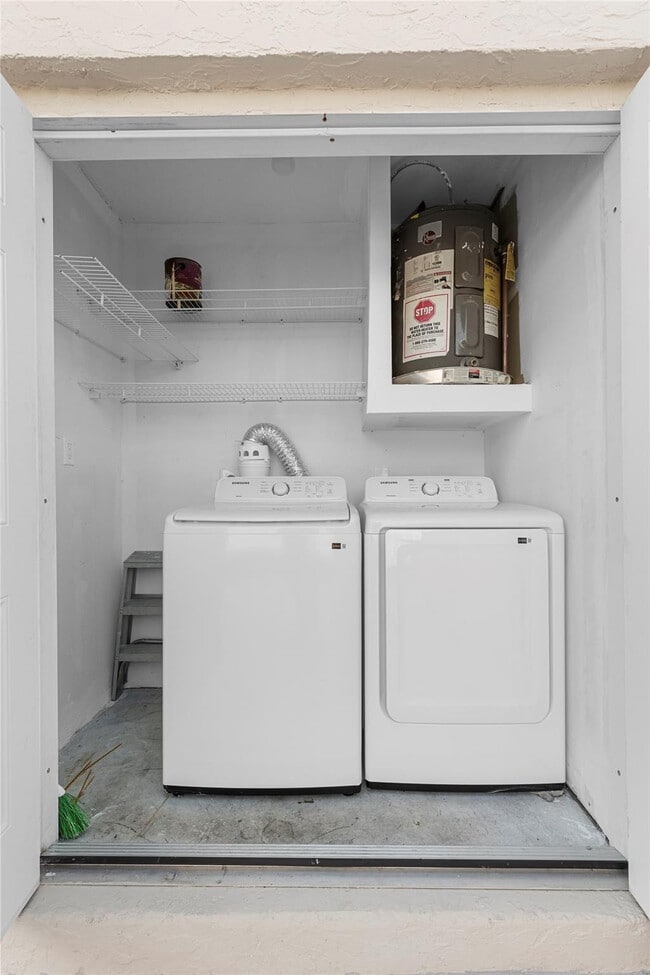 Building Photo - 5925 SW 36th Ct