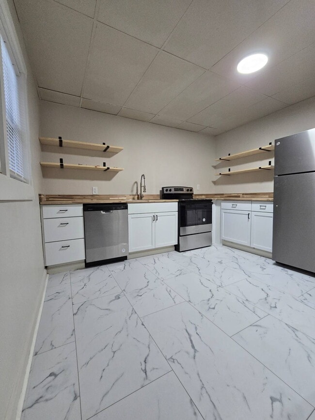 Building Photo - We're offering an exclusive 1 Month FREE R...