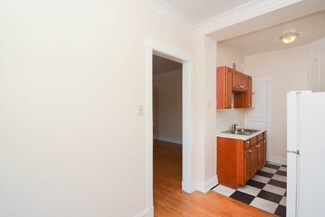 Building Photo - 2226 W Wilson Ave