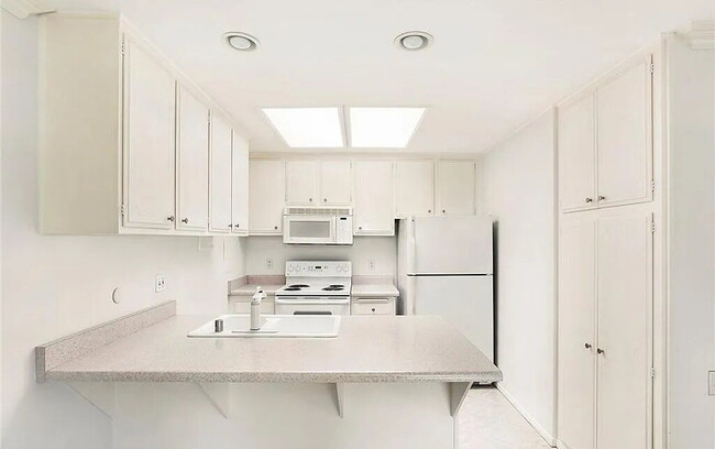 Building Photo - "Charming 1-Bedroom Retreat: Cozy 717 Sq Ft Haven in Sunny CA!"