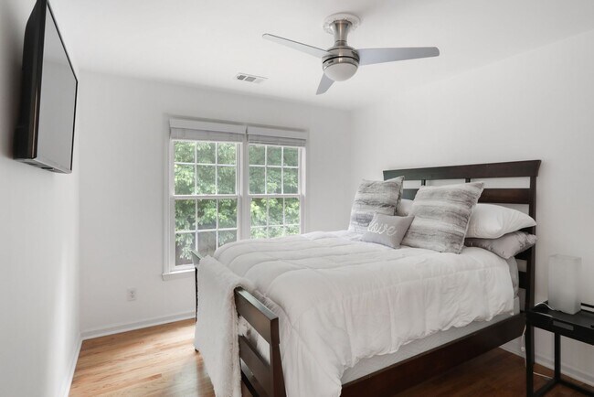 Building Photo - Spacious Grant Park Home
