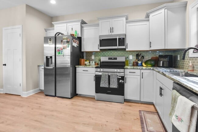 Building Photo - Pet Friendly Two Bedroom!