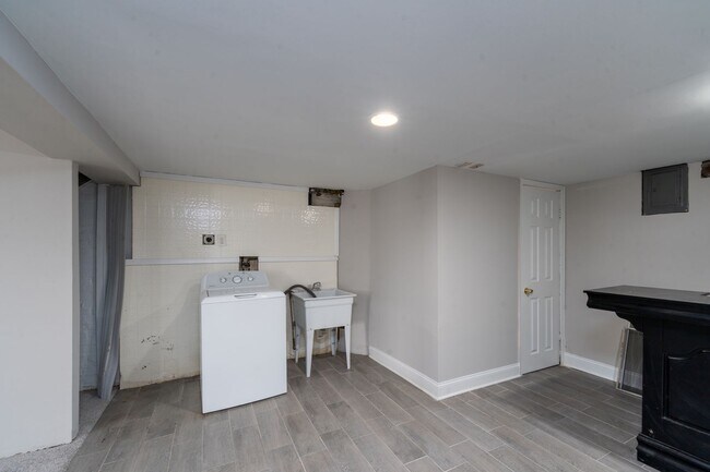 Building Photo - 3-Bedroom, 1.5 Bathroom Home in Belair-Edison