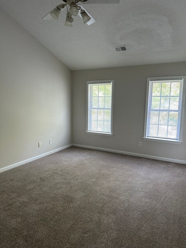 Building Photo - 3 Bedrooms and 2.5 Bathroom