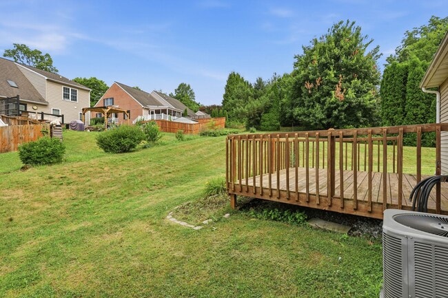 Building Photo - Beautiful 3 BR End Unit Townhouse in Summit Hills!