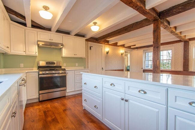 Building Photo - 267 N River Rd