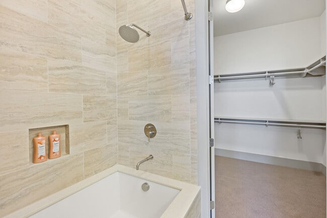 Building Photo - 1820 Fonthill Ct