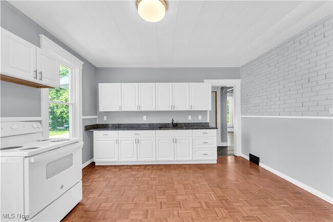 Building Photo - 3116 W 88th St