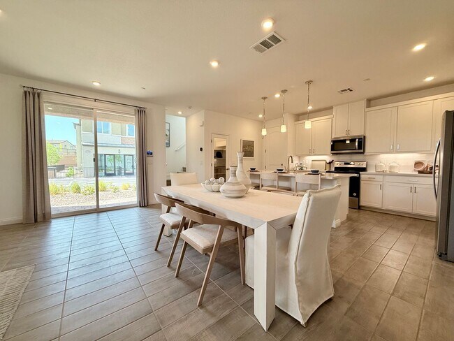 Building Photo - FULLY FURNISHED 3 BED 2.5 BATH 2 CAR GARAG...