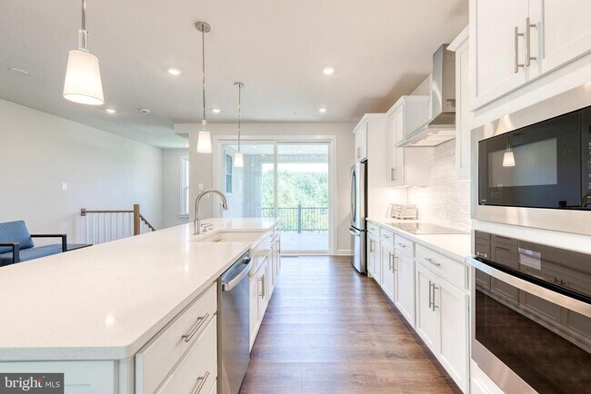 Building Photo - 200 Hickory Holw Ct