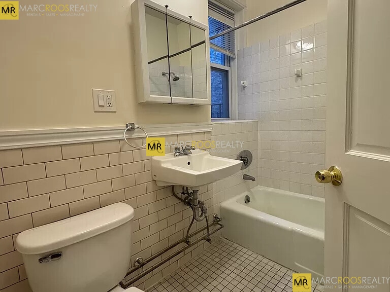 Building Photo - 27 Park Dr